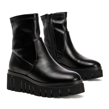 Дамски боти - красиви и удобни с добре оформено ходило и актуален външен вид за повече увереност при продължително ходене 26567A black