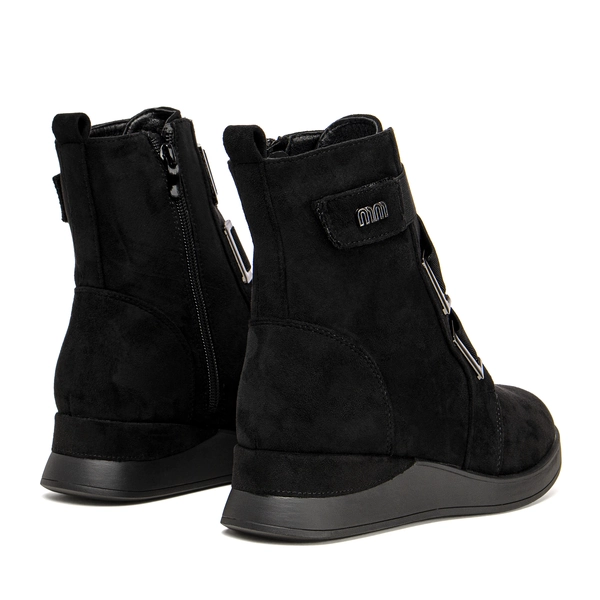 Дамски боти - приятни и удобни при носене с модерна подметка, добре оформена горна част и красив изчистен външен вид 26578 black